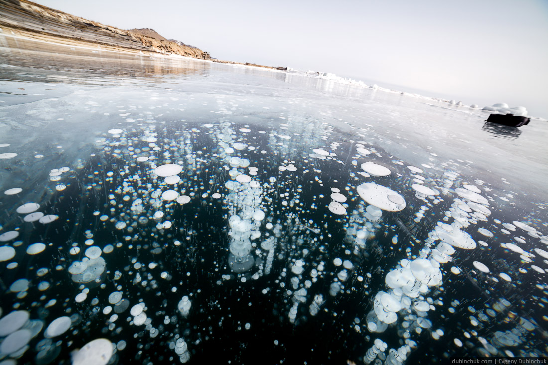 Пузыри во льду Байкала. Путешествие на Байкал на коньках. Bubbles in ice of Baikal lake