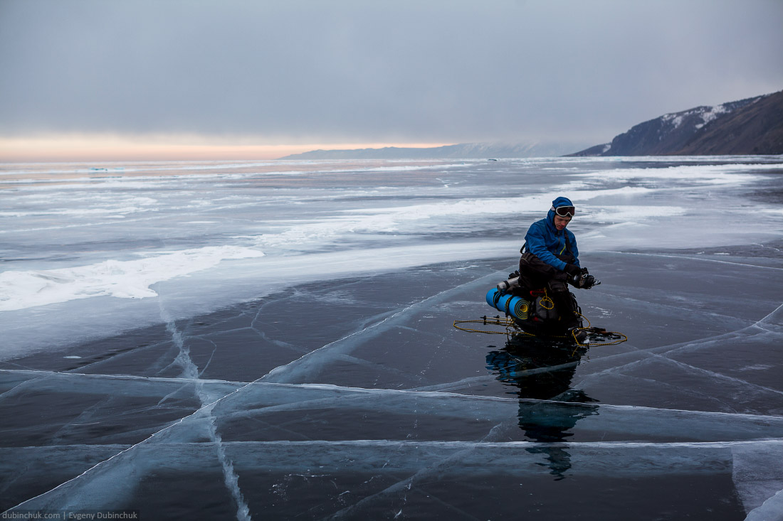 Свинцовые тучи над чистым льдом Байкала. Путешествие на Байкал на коньках. Baikal lake transparent ice. Skating trip on Baikal