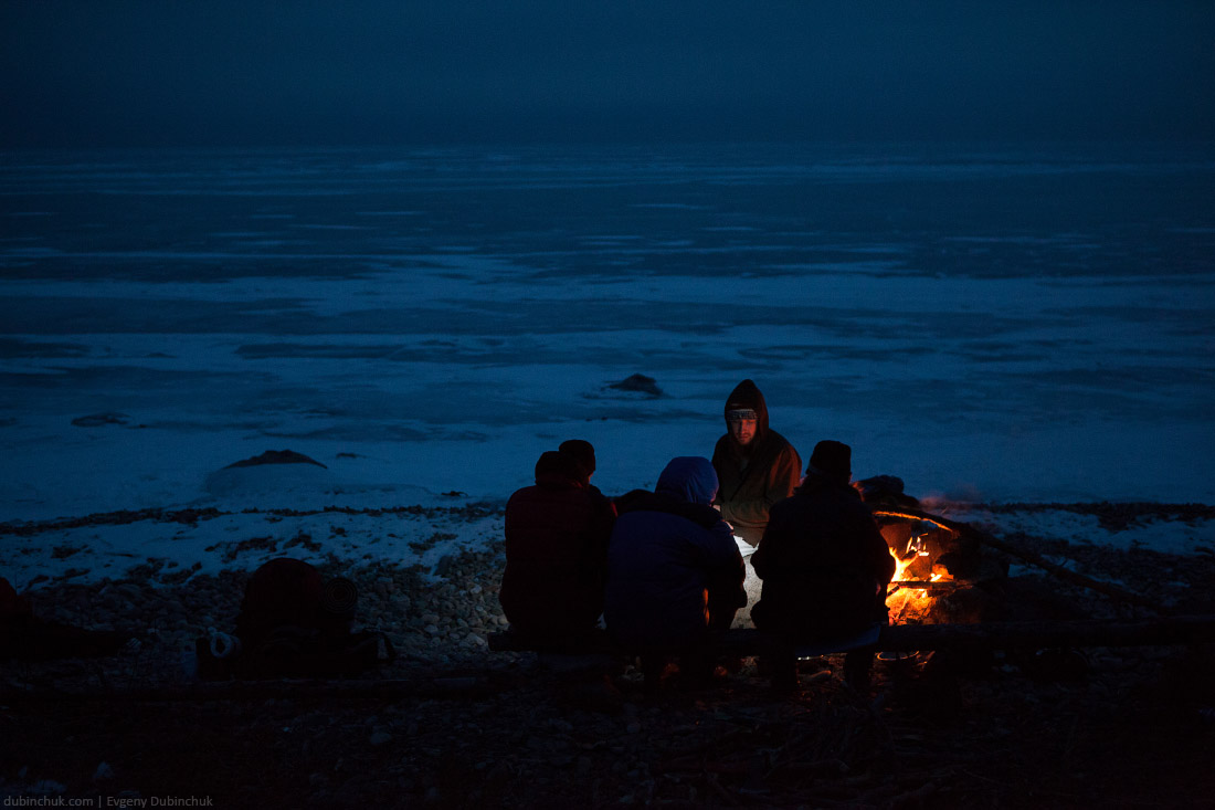 Вечерние разговоры у костра. Путешествие по Байкалу на коньках. Campfire at night