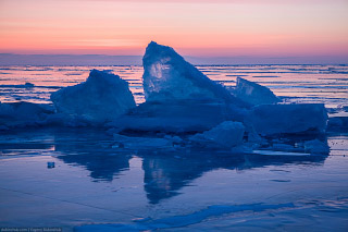 Ледяные торосы на Байкале на рассвете. Поход по Байкалу на коньках. Ice hummock on Baikal lake at sunrise. Ice skating tour.