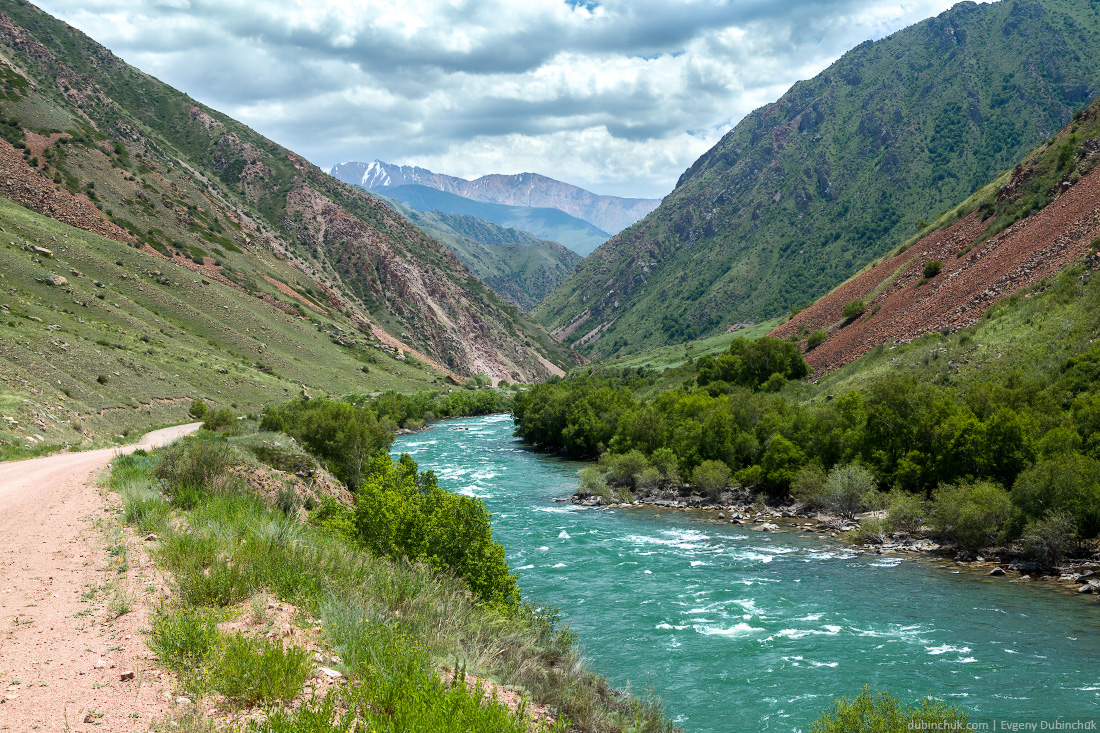 Turquoise river Kekemeren in Tien Shan, Kyrgyzstan