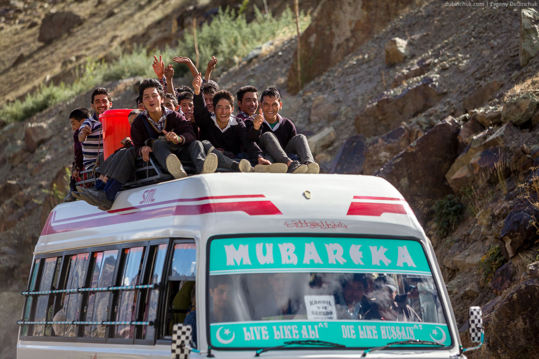 Индийский автобус со школьниками на крыше. Кашмир