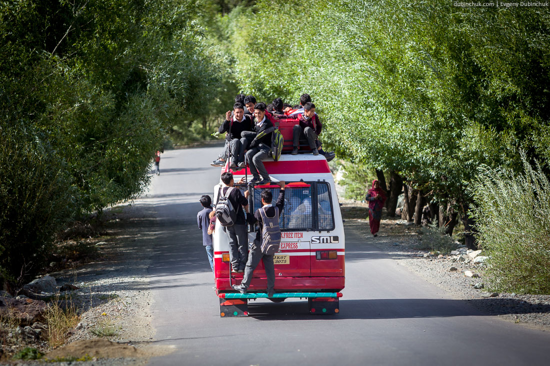 Индийский школьный автобус. Кашмир