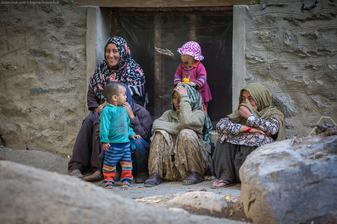 Мусульманки из Кашмира прячут свои лица