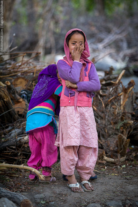 Кашмирская девочка прячет лицо от объектива фотоаппарата