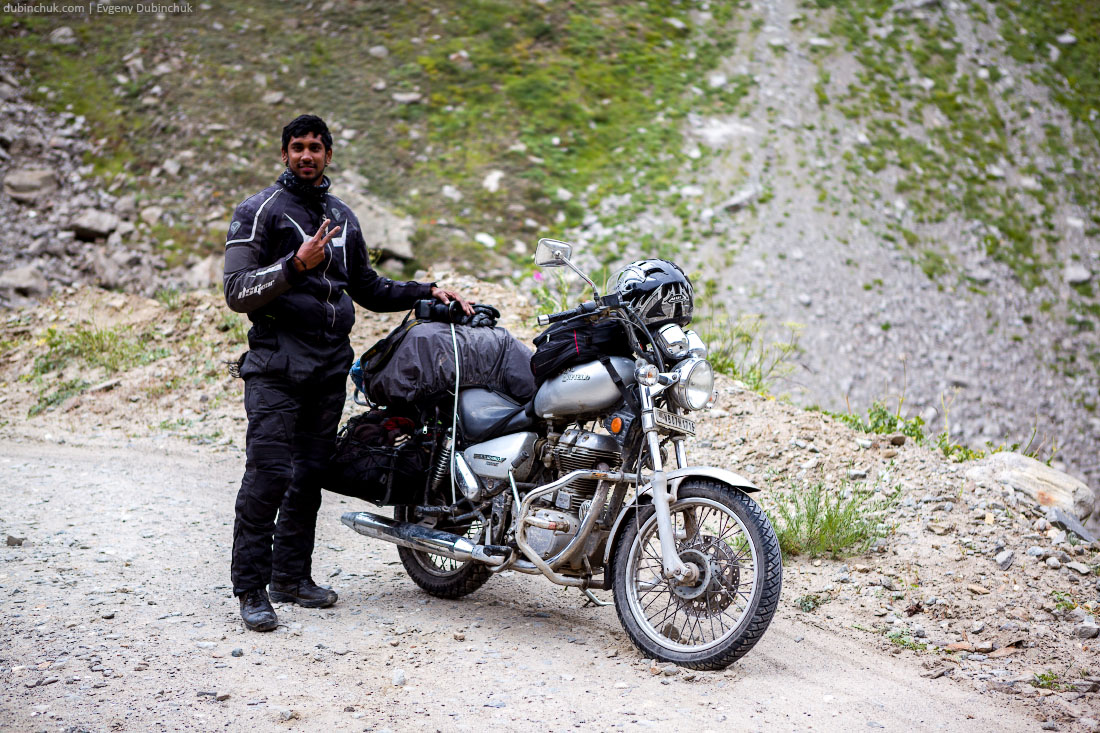 Индус путешествует по Ладакху на мотоцикле
