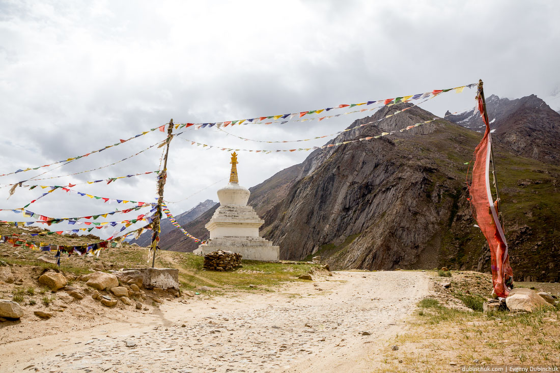 Ворота в буддийскую часть Индии. Ступа и молитвенные флажки. Ладакх - Малый Тибет.
