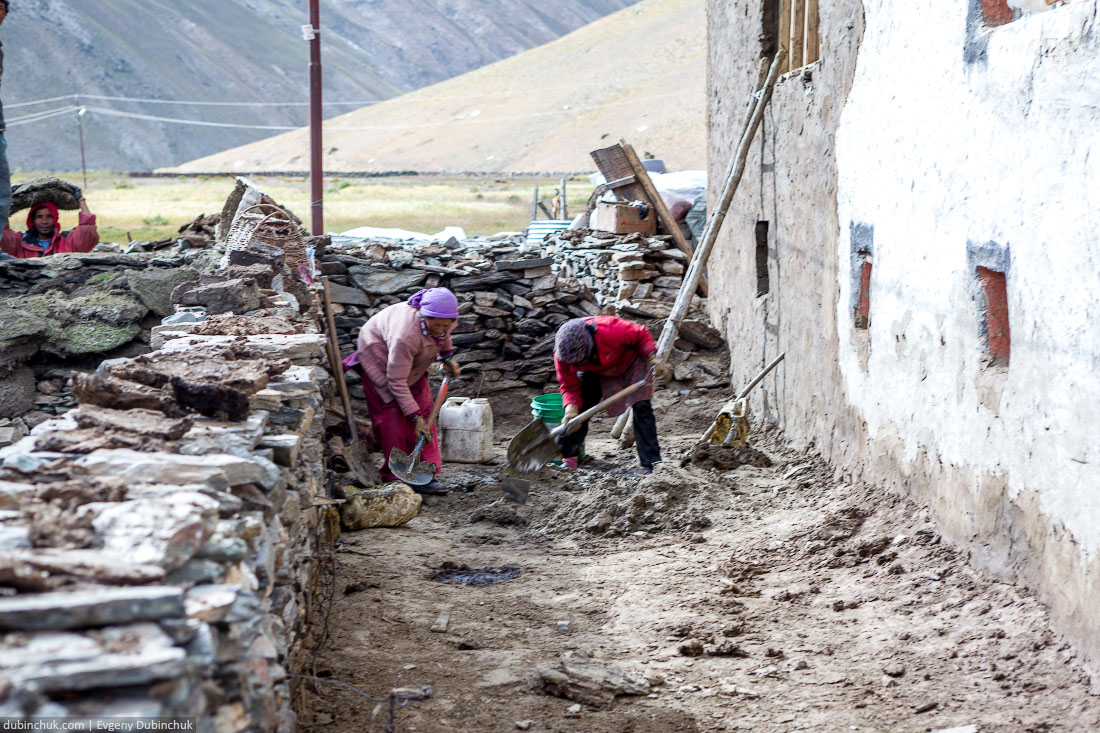 Женщины работают лопатами. Индия