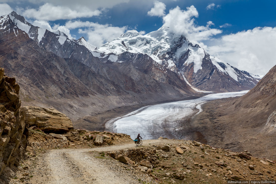 Ледник Дранг Друнг и велотурист. Занскар, Гималаи