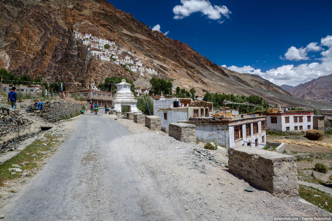 Буддийский монастырь Курча-Гомпа в Гималаях. Окрестности Падума