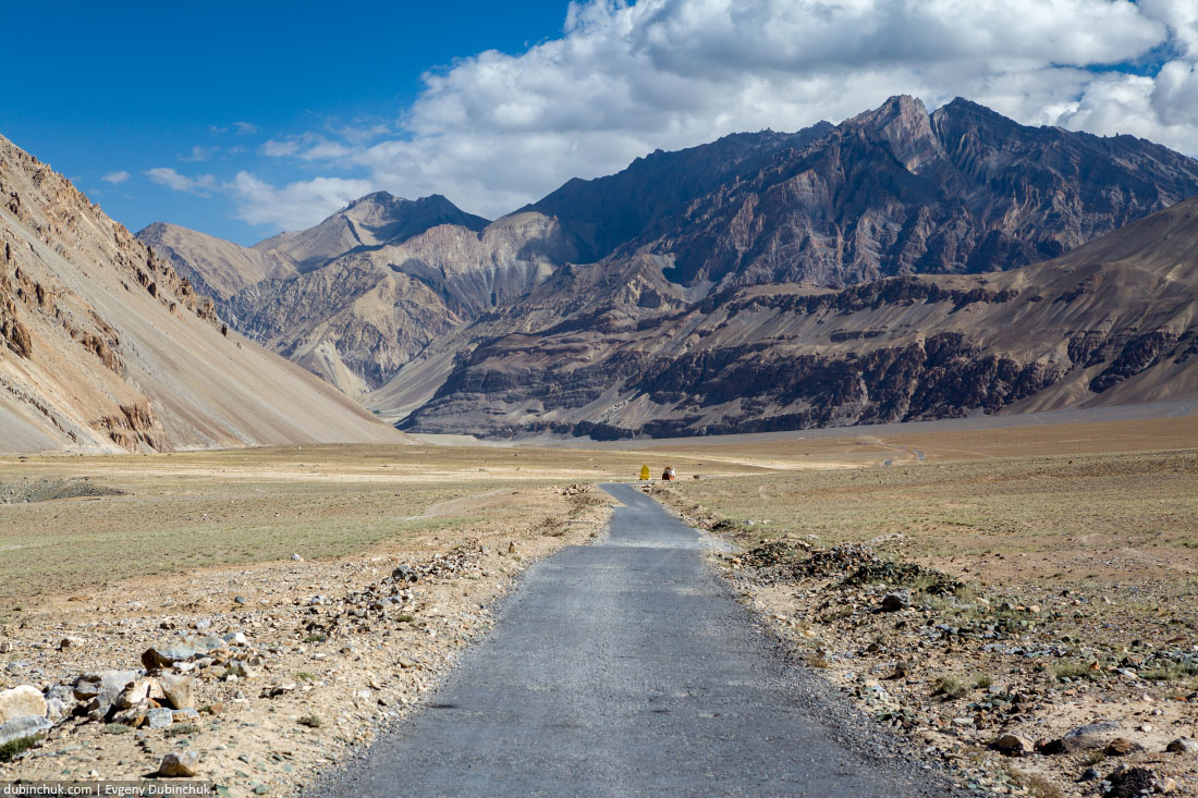 Пустынная дорога в долине Занскар. Индия