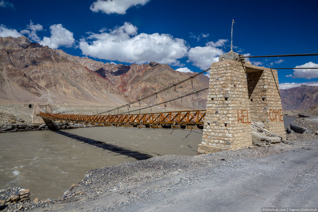 Мост через реку Занскар перед деревней Пишу (Pishu)