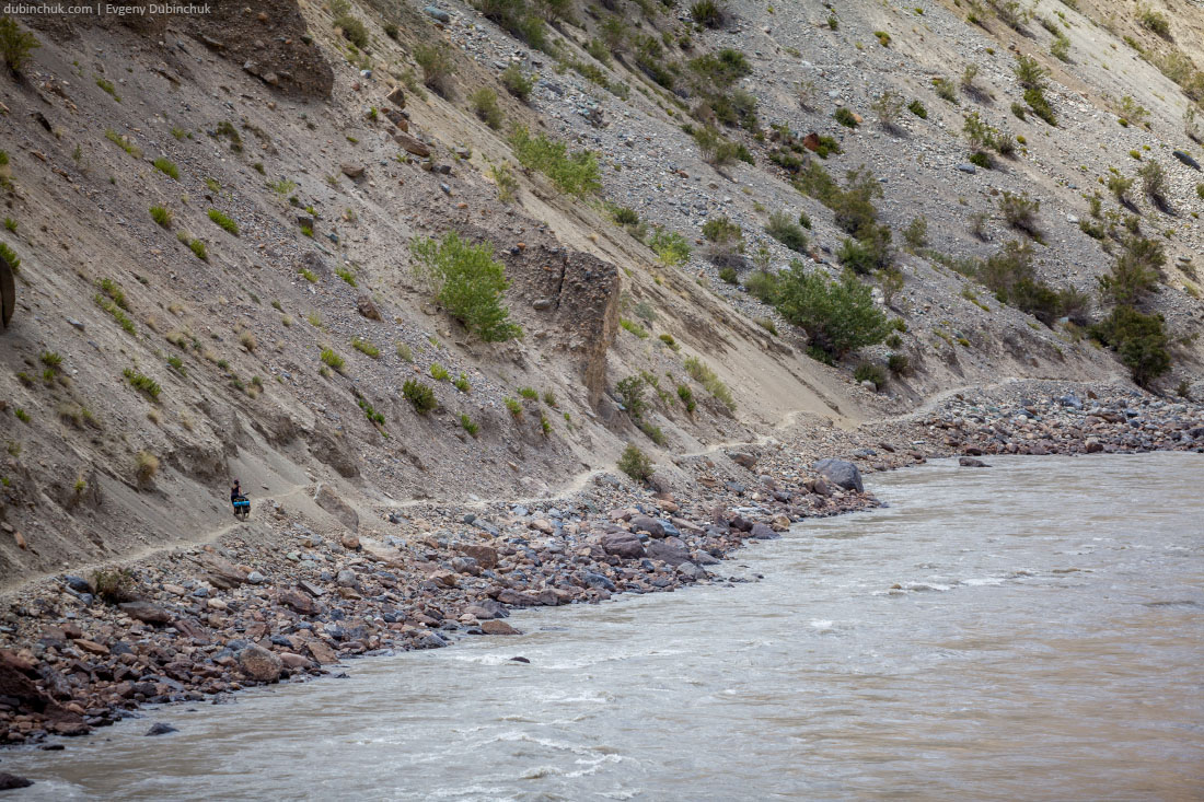 Вдоль реки Занскар по каменистой тропе. Велопоход по Индии