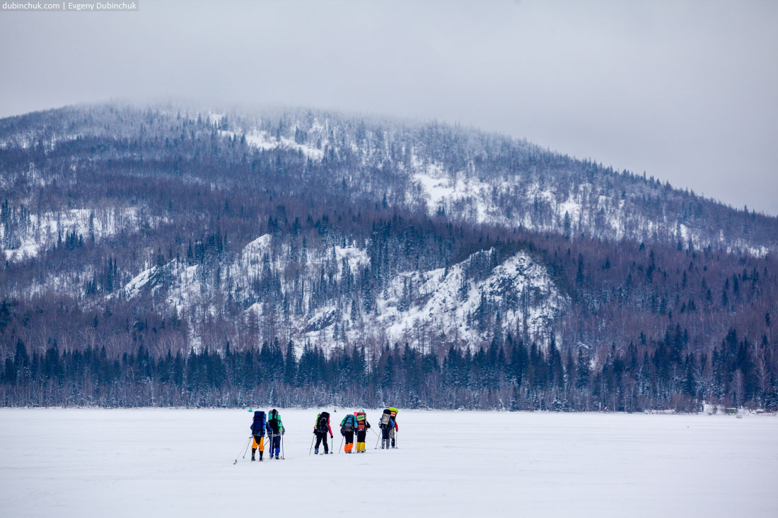 Лыжники на озере Зюраткуль зимой