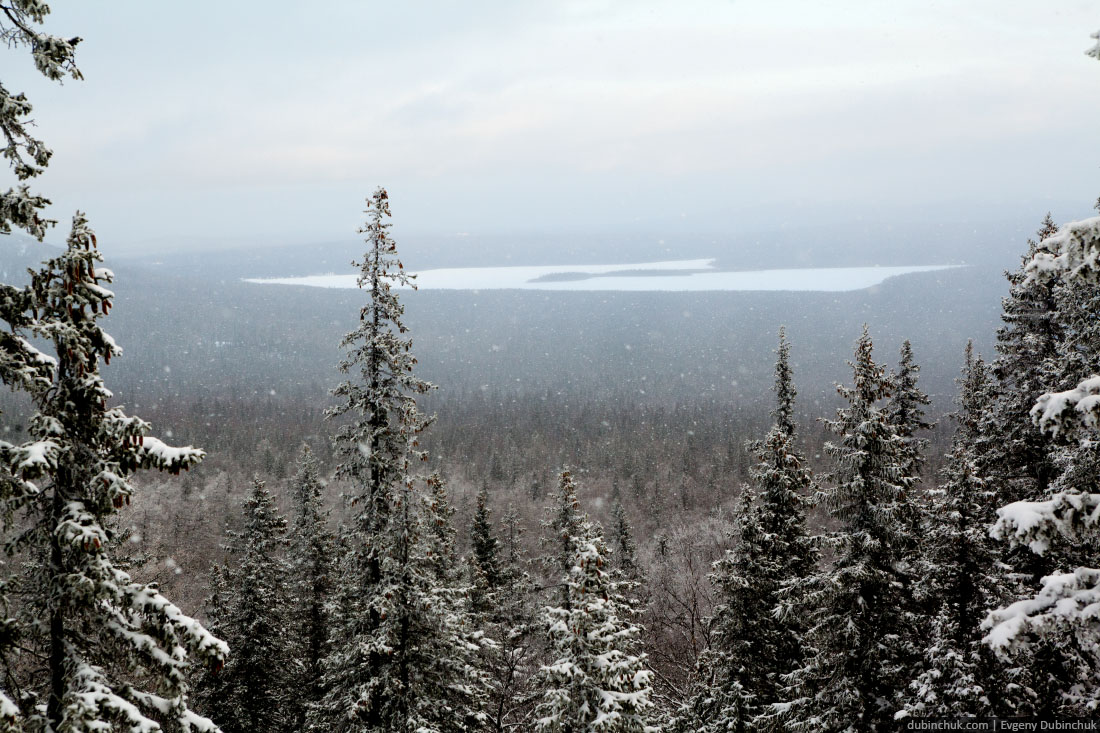Вдалеке озеро Зюраткуль. Зима на Урале