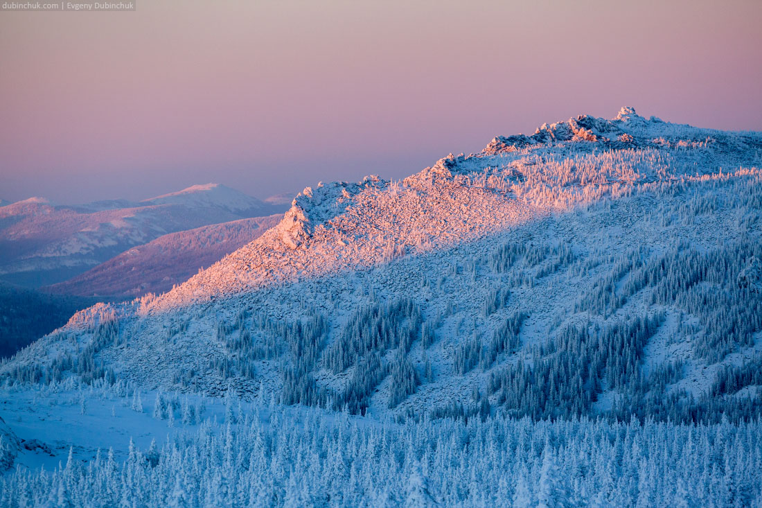 Красивейший закат на зимнем Урале. Вид с Большого Иремеля на Малый