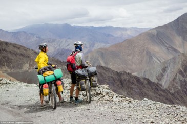 Two travelling cyclist in Himalayas