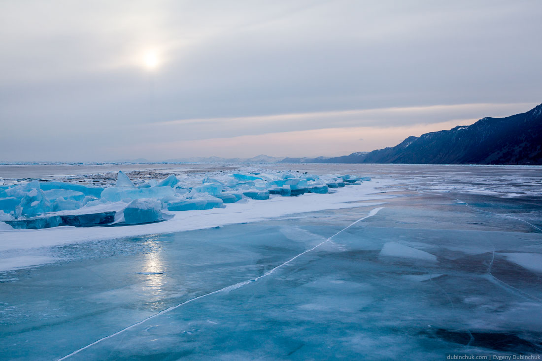 Синие торосы и синий лед на Байкале зимой в пасмурную погоду