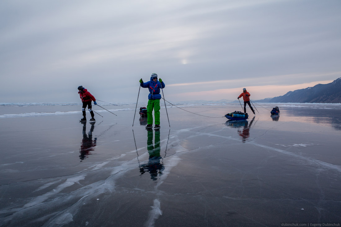 Поход по Байкалу на коньках. Конькобежцы на байкальском льду