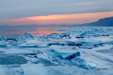 Ледяные торосы на закате. Зимний Байкал. Ice hummocks at sunset on lake Baikal