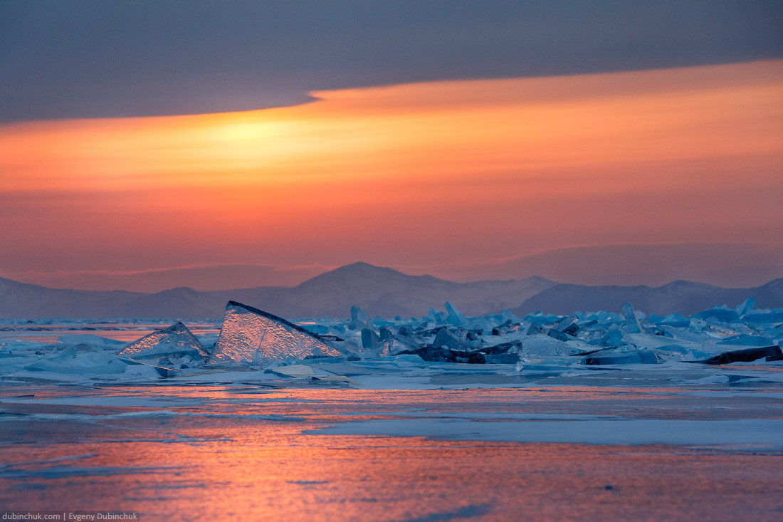 Закат на Байкале зимой. Торосы. Sunset on Baikal in winter. Hummocks