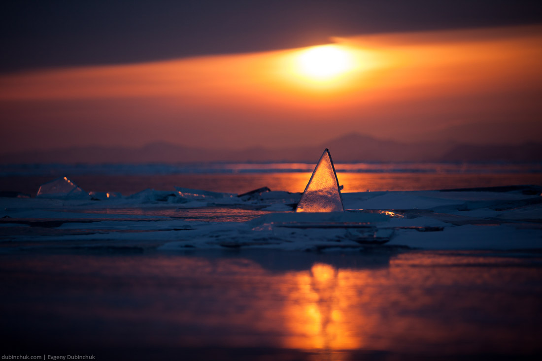 Треугольный прозрачный торос с отражением во льду на закате. Байкал, зима. Triangle hummock at sunset, lake Baikal
