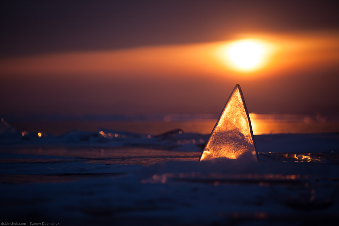 Светящийся треугольный торос на закате. Байкал. Glowing triangle hummock at sunset. Baikal