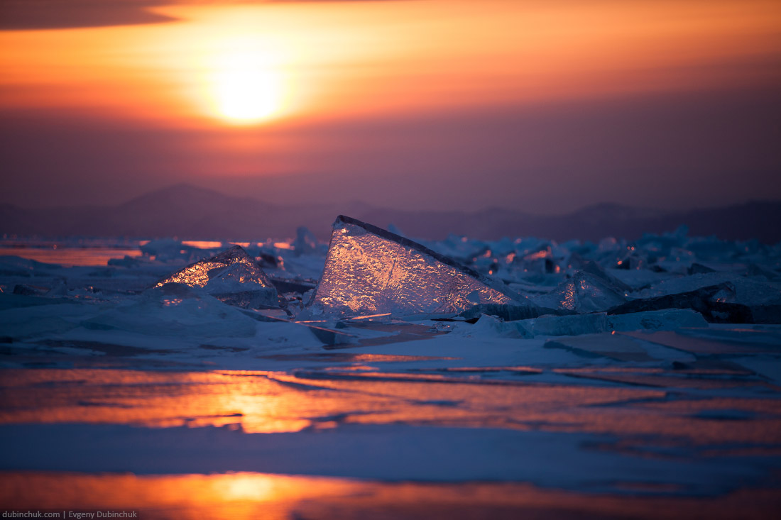 Солнце на закате просвечивает торос. Зимний Байкал. Sunset at lake Baikal in winter. Ice