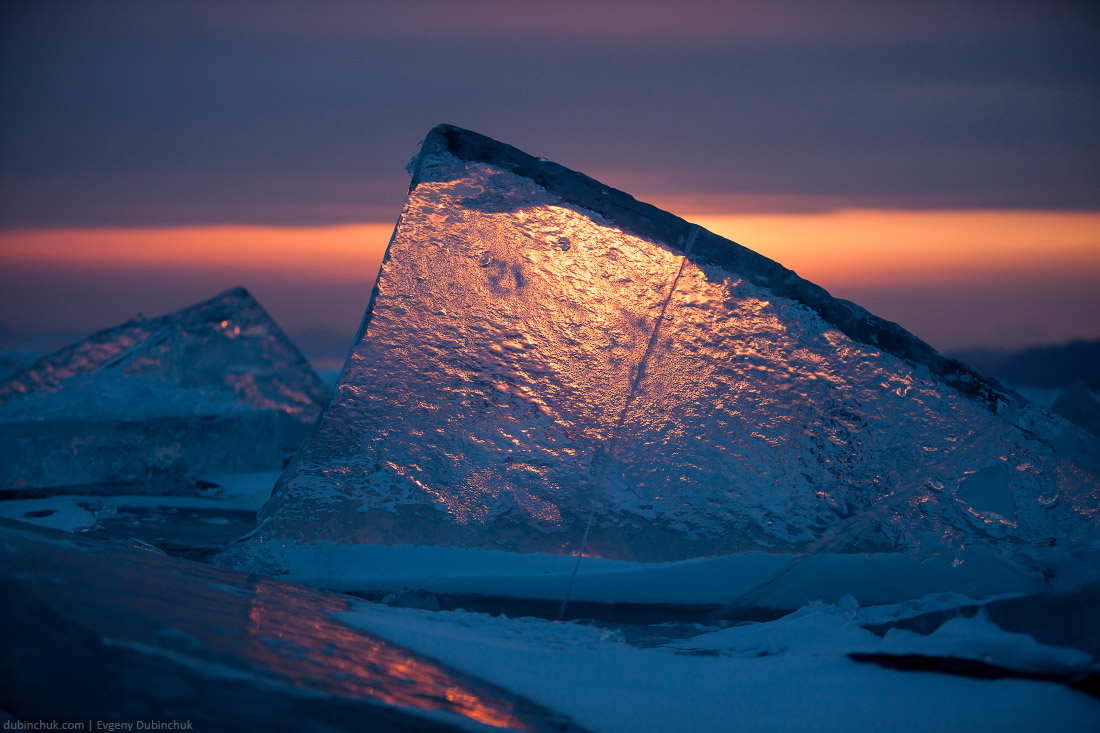 Отдельно стоящий торос на закате крупным планом. Байкал. Ice hummock at sunset. Baikal in winter