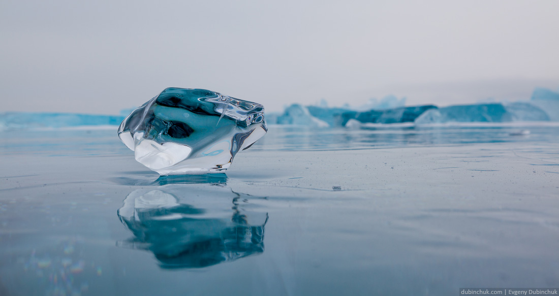 Осколок льда, вмерзший в ледяное покрывало Байкала на фоне торосов