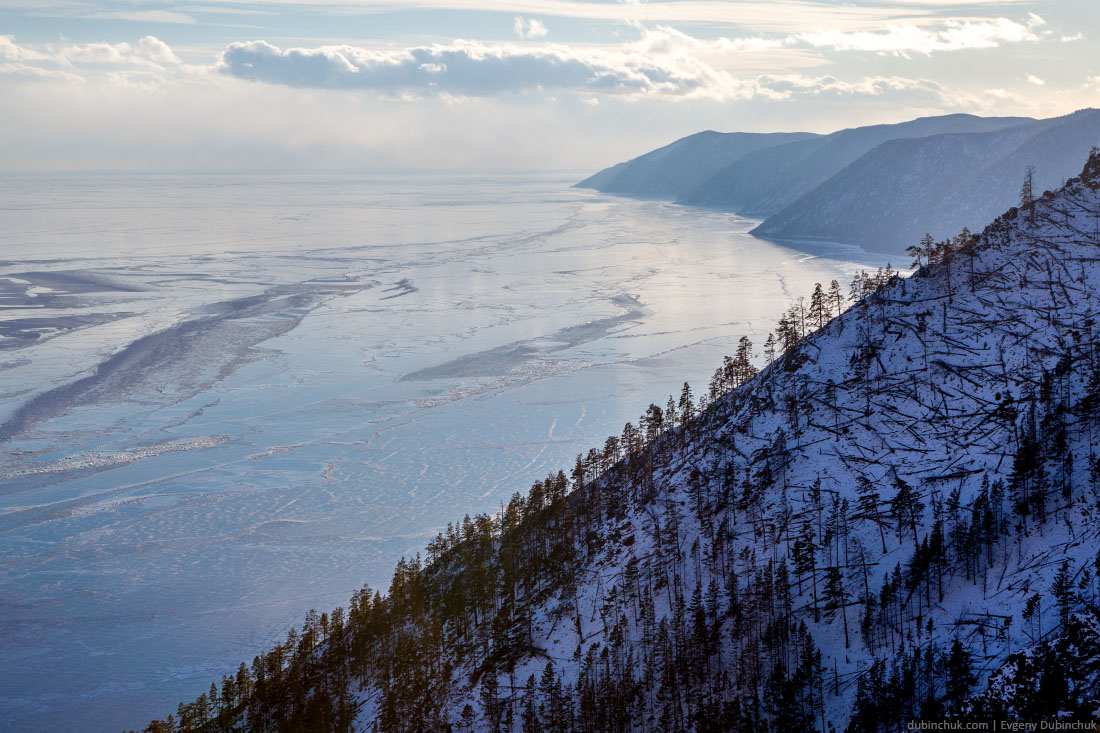 Склоны горы Жима на Ольхоне. Байкал зимой