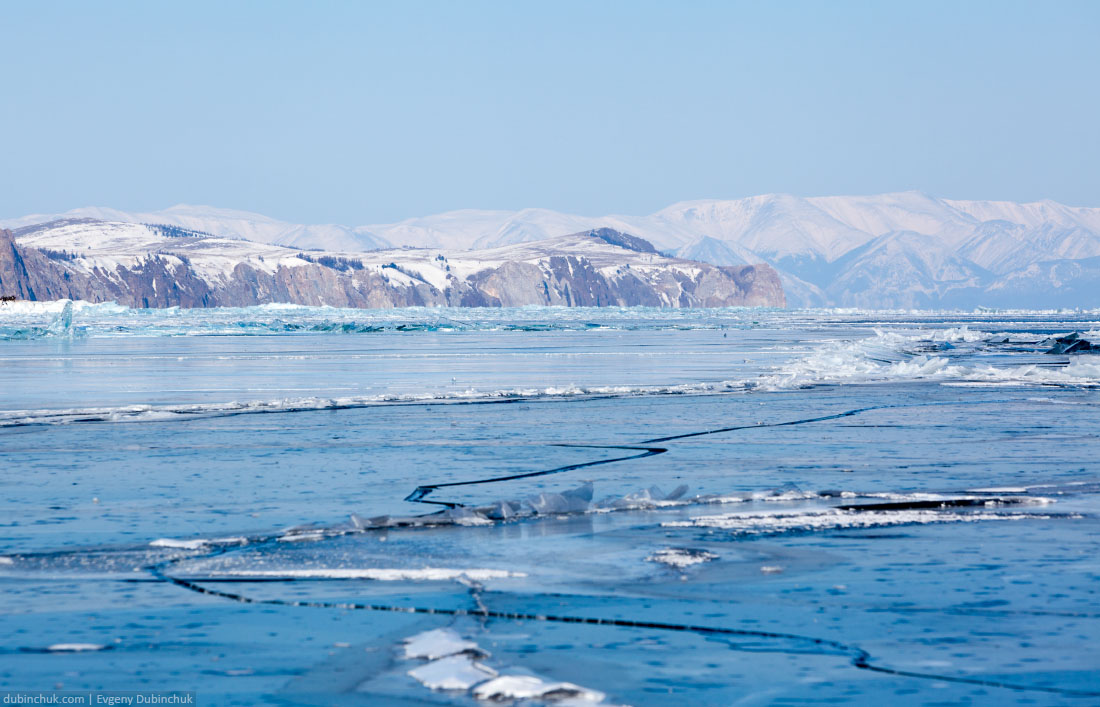 Лед рядом с мысом Ижимей. Байкал. Вид в сторону мыса Хобой и Байкальского хребта
