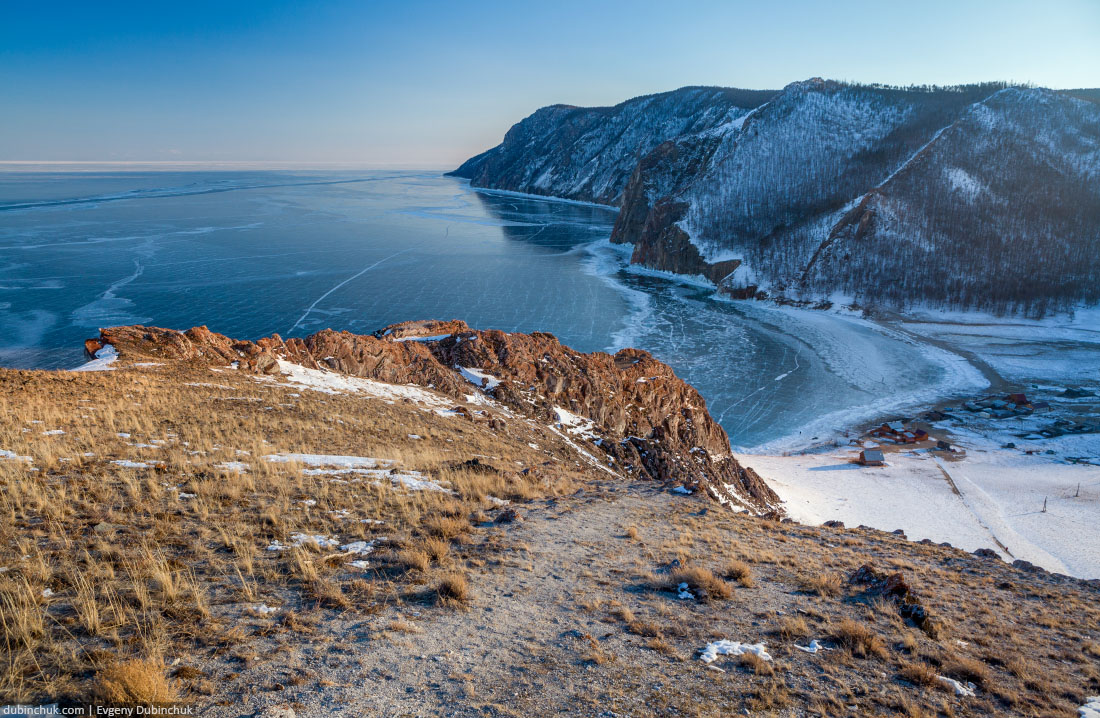 Замерзший Байкал зимой с высоты. Деревня Узуры