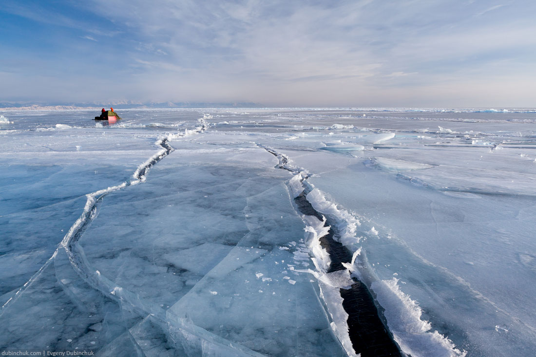 Палатка на льду Байкала у мыса Хобой. Рядом трещины
