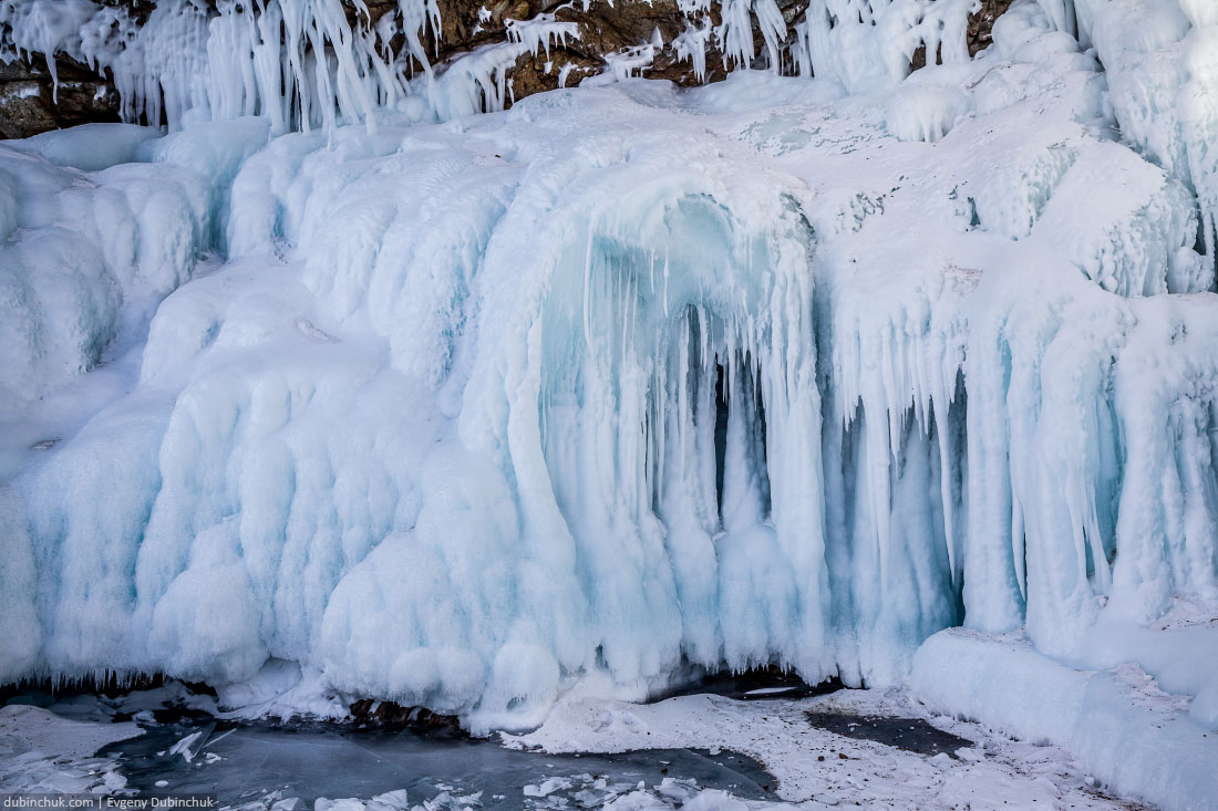 Ледяные сталактиты и сталагмиты на берегу зимнего Байкала. Icy stalactites and stalagmites at lake Baikal in winter