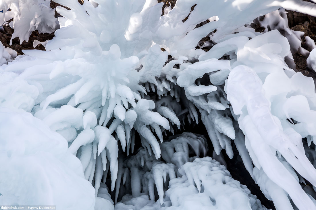 Грозди льда на скалах Ольхона. Сокуи на Байкале. Bunches of ice on Olkhon island, lake Baikal