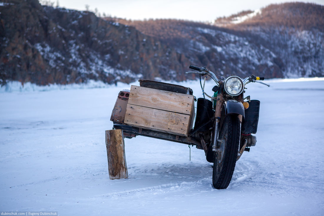 Мотоцикл без колеса на льду Байкала рядом с Хобоем