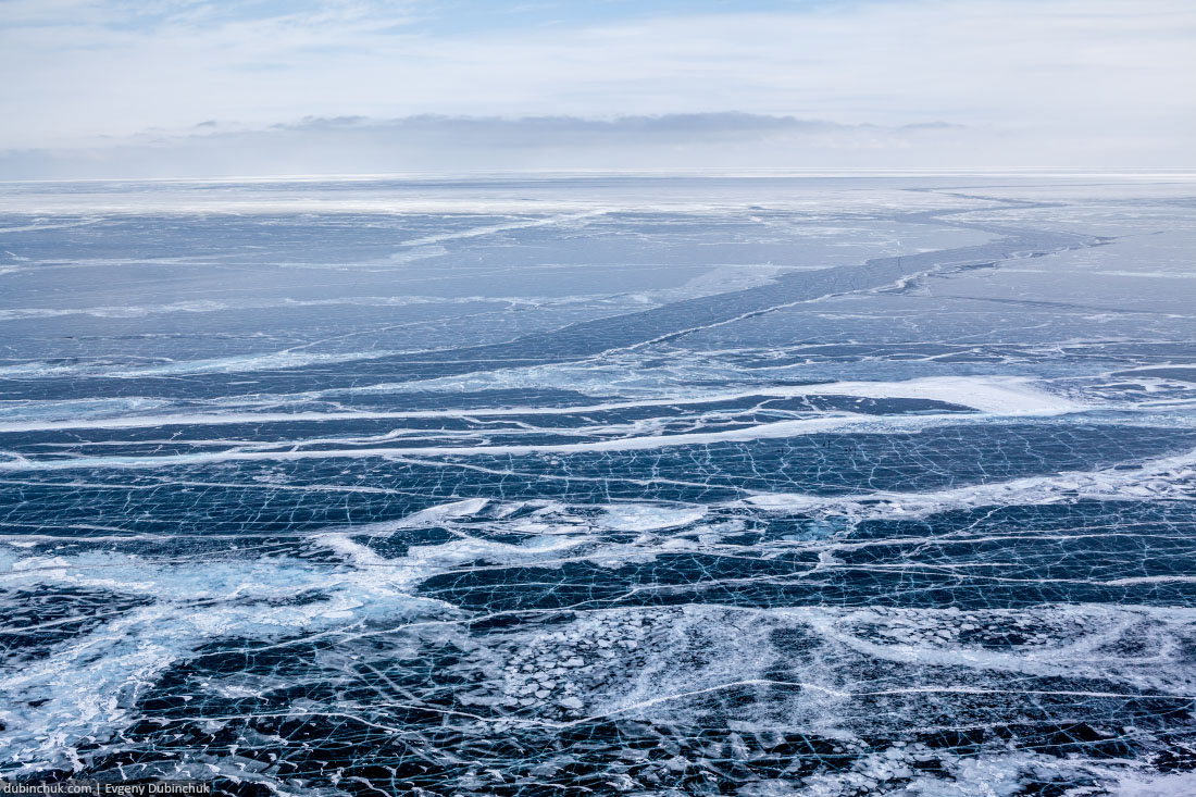 Байкал зимой. Бесконечное ледовое поле. Вид с высоты птичьего полета