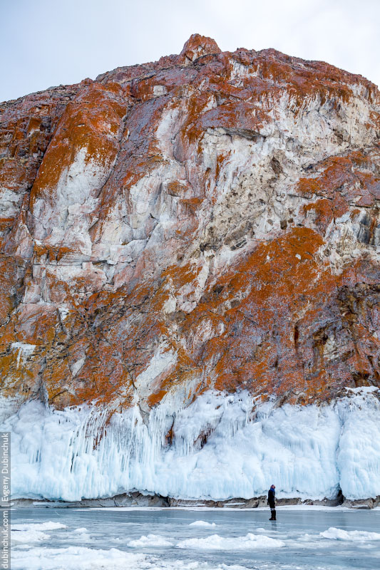 Мыс Дамнурий на Ольхоне зимой, Байкал. На скалах сокуи - ледяные наплески. Sokui on lake Baikal, Olkhon island