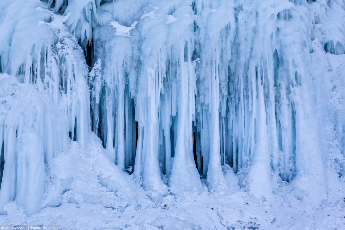 Ледяные сталагнаты - сросшиеся сталактиты со сталагмитами. Сокуи на Байкале. Ice on rocks of Olkhon, Baikal