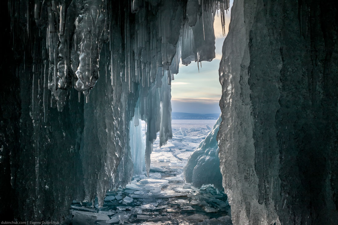 Сокуи внутри грота на острое Ольхон. Скала Три Брата, мыс Саган-Хушун. Grotto with ice on lake Baikal, Olkhon island