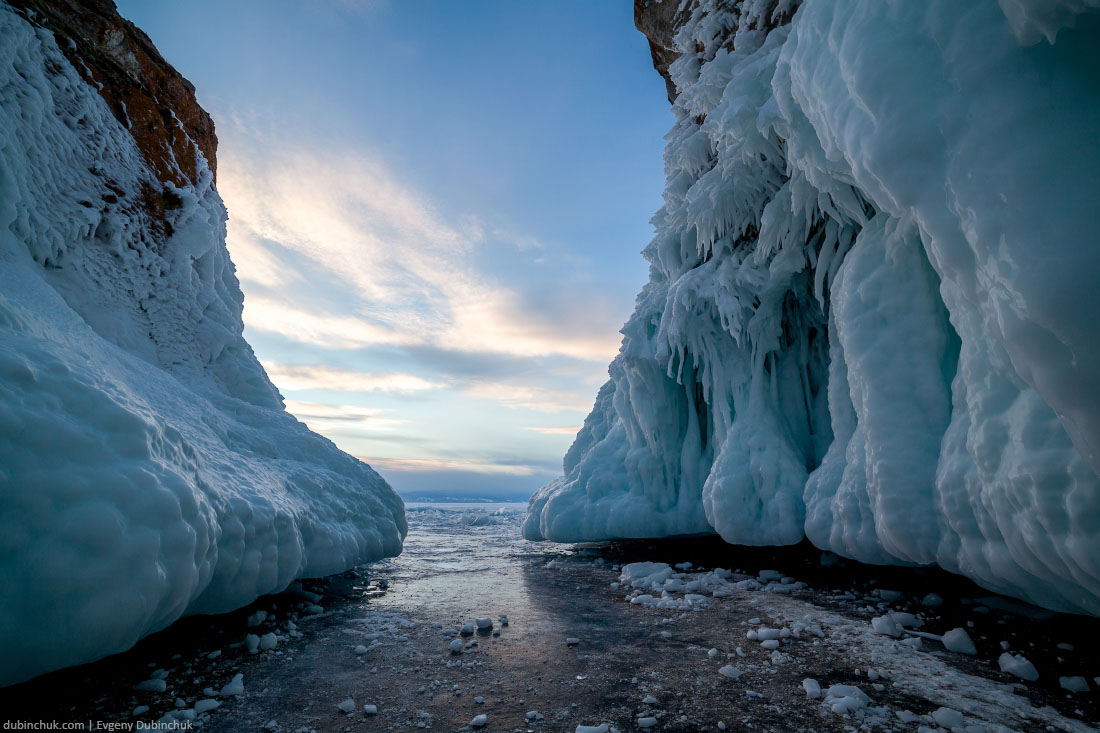 Скалистый берег Байкала зимой. Сокуи. Rocky coast of lake Baikal in winter.