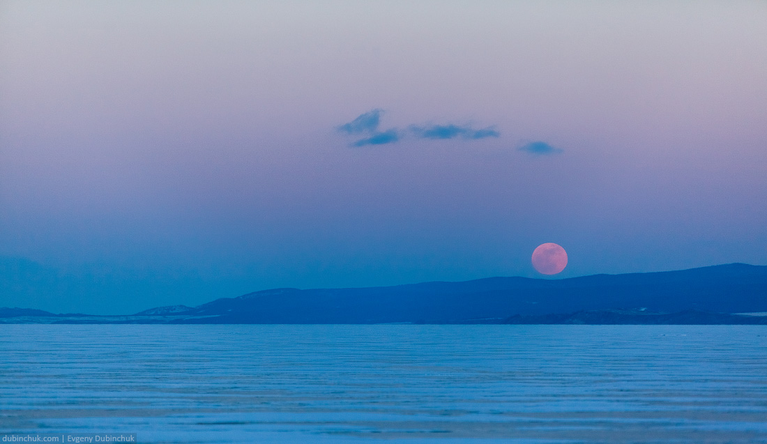 Восход багровой луны над зимним Байкалом. Red moon above lake Baikal