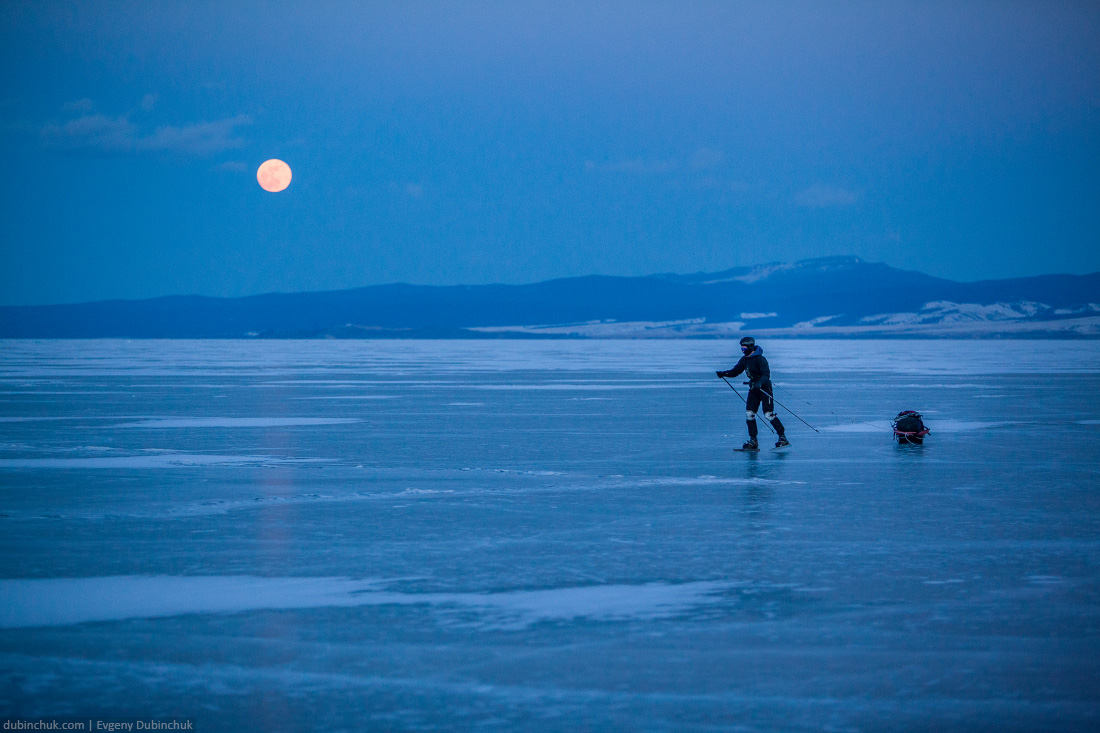 На коньках по Байкалу под луной. Ice skating under the moon on lake Baikal
