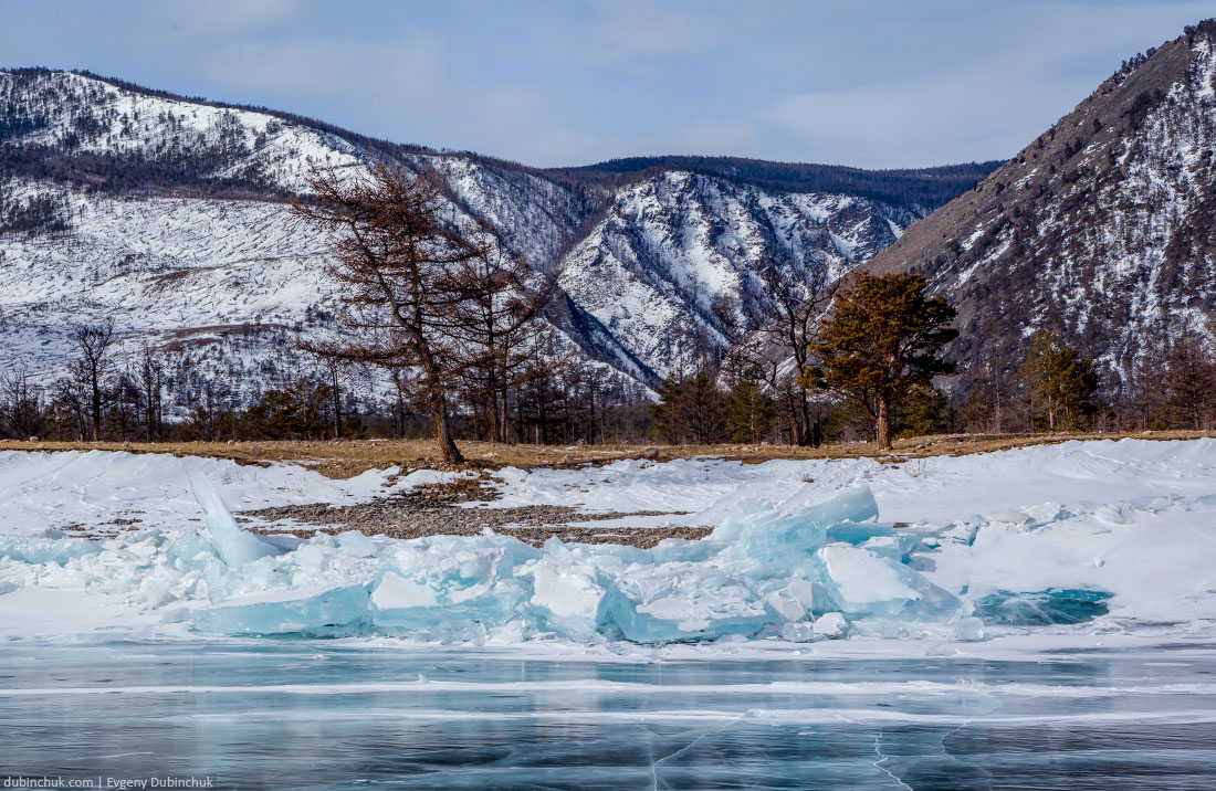 Синие ледяные торосы у берега Байкала. Ice hummocks on lake Baikal in winter