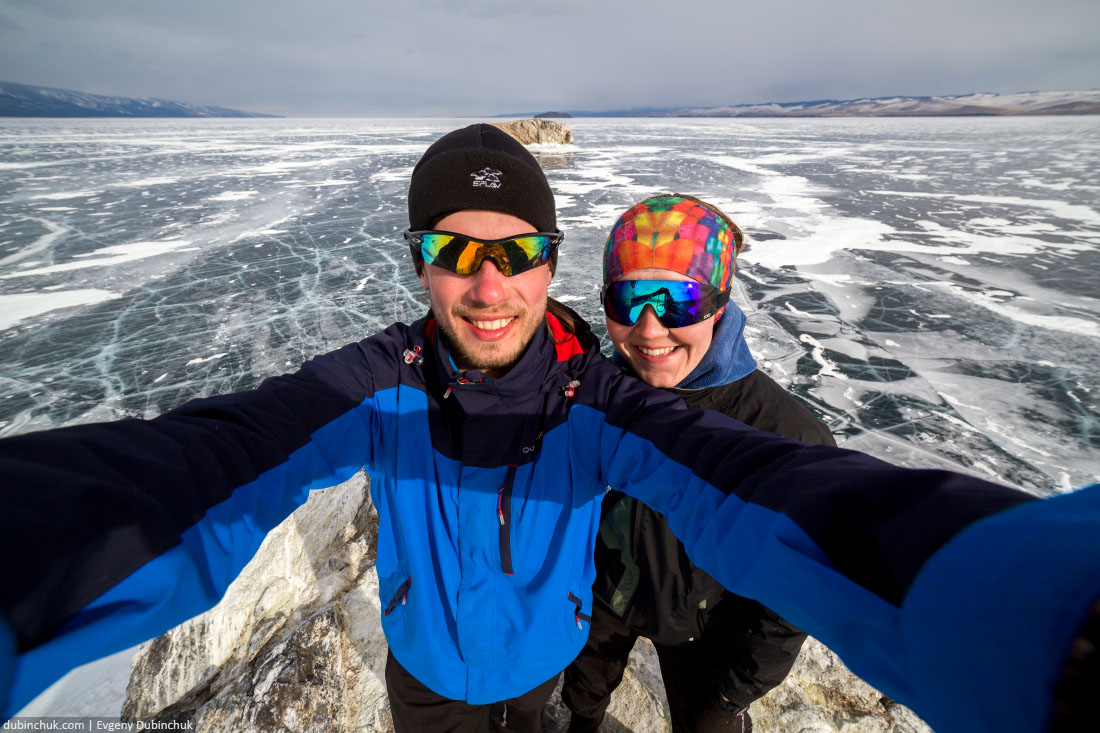 Сэлфи на фоне байкальского льда. Остров Ольтрек. Selfie at lake Baikal in winter