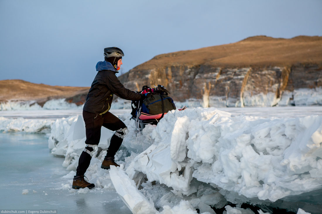 Преодоление становой трещине на Байкале во время похода на коньках. Ice skating tour on lake Baikal