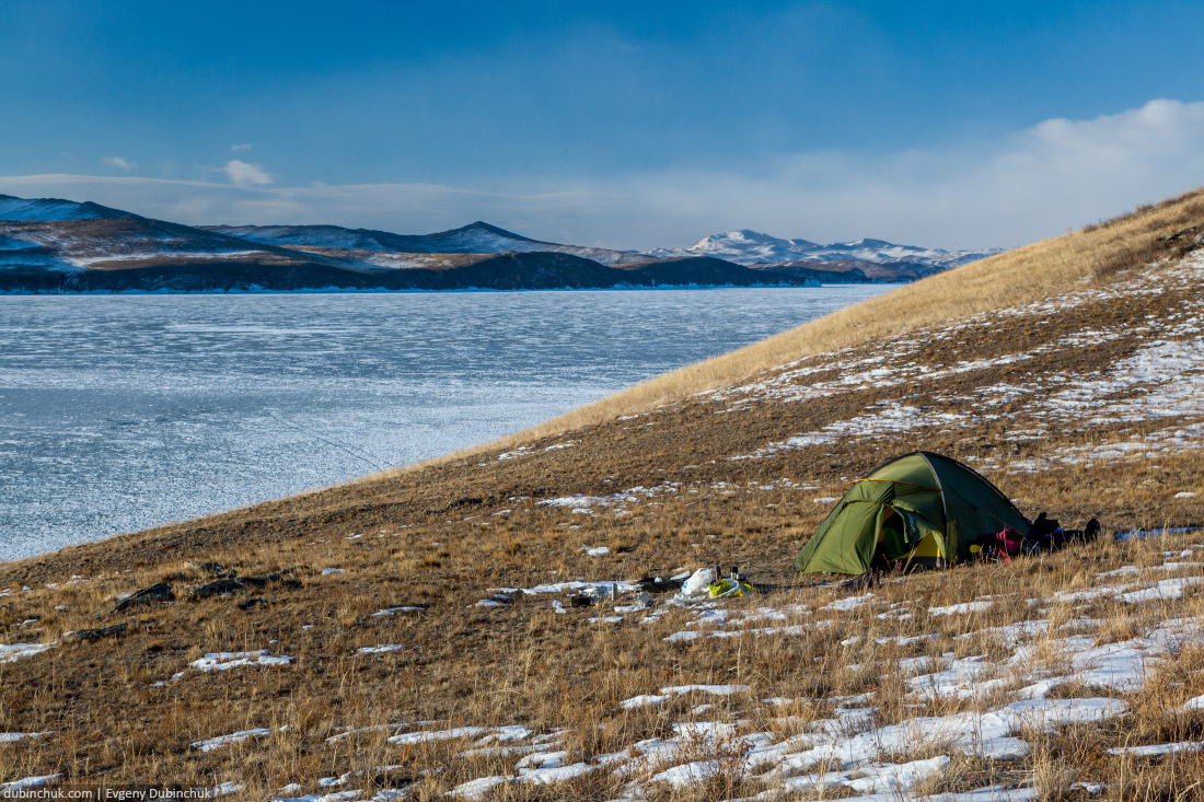 Палатка на острове Огой зимой. Замерзшее озеро Байкал. Tent on Ogoi island in winter. Lake Baikal
