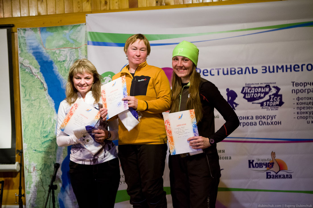 Победители гонки на коньках среди женщин на дистанции 40 км на ледовом фестивале 