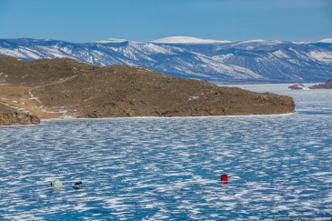 Рыбаки на льду озера Байкал зимой. Fishers on ice on lake Baikal in winter